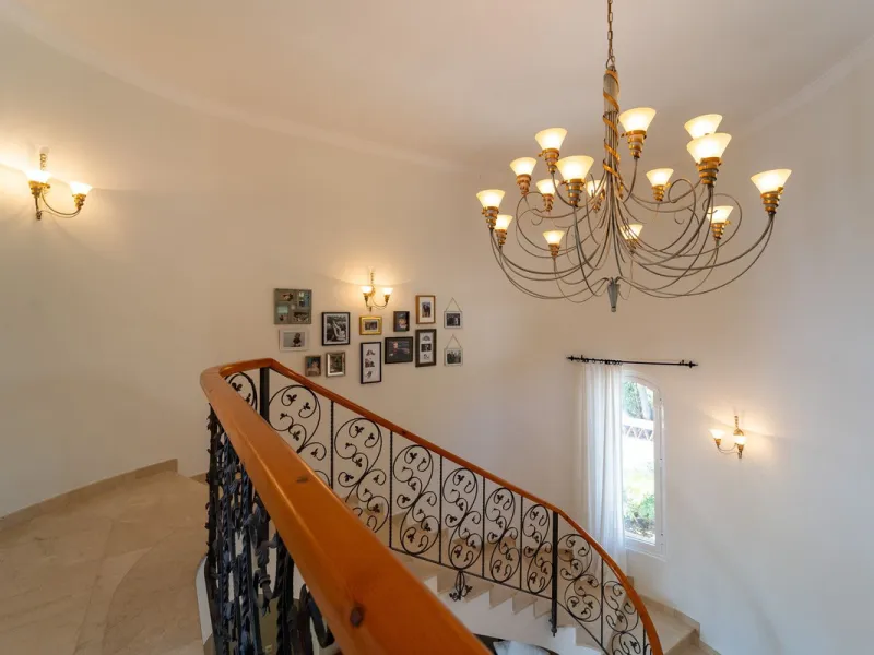 A spectacular four bedroom detached villa, located in the tranquil community of Valtocado with incredible panoramic views. Situated in a quiet cul-de-sac, the villa has recently (2025) undergone a stylish renovation with several key improvements and energ