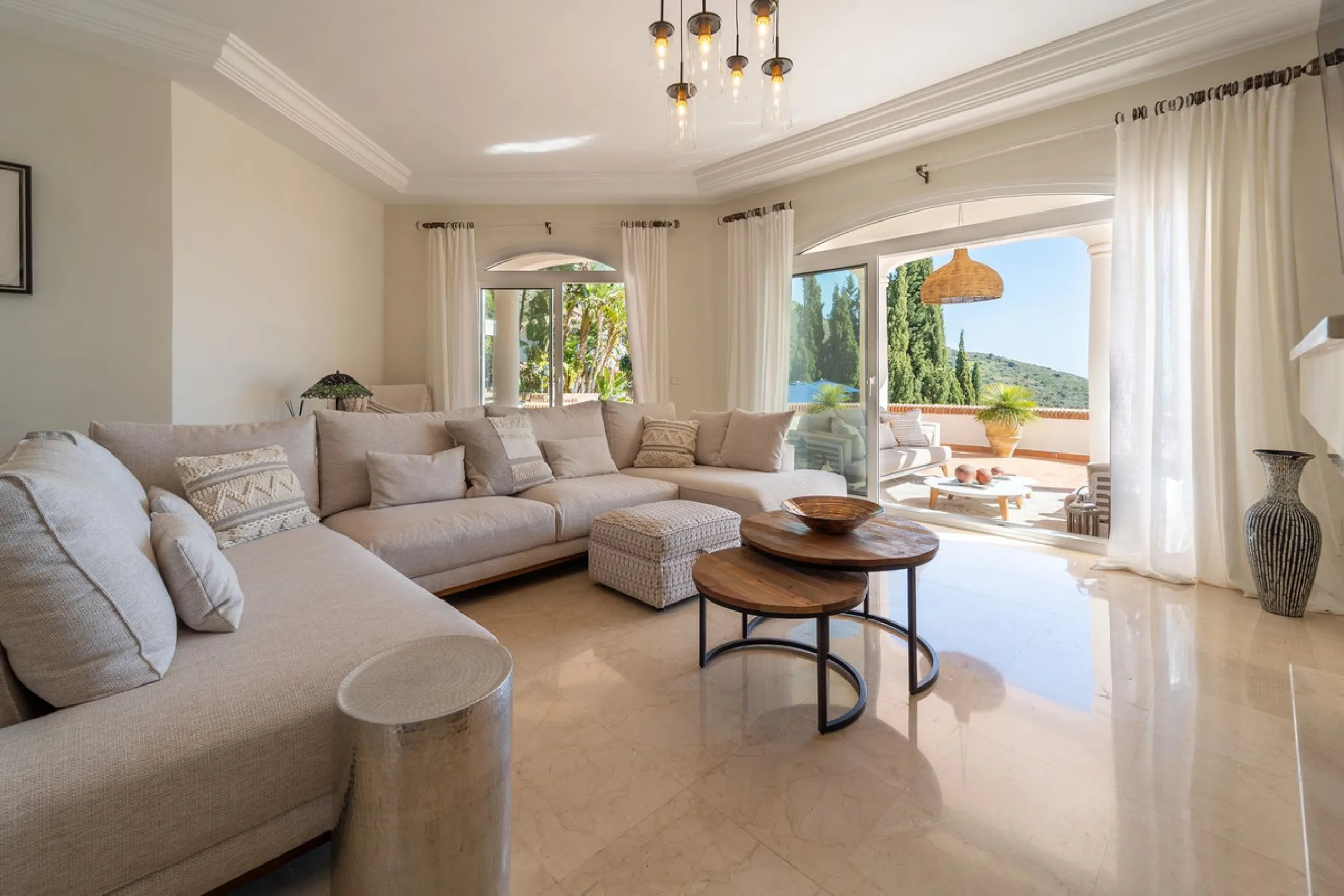 A spectacular four bedroom detached villa, located in the tranquil community of Valtocado with incredible panoramic views. Situated in a quiet cul-de-sac, the villa has recently (2025) undergone a stylish renovation with several key improvements and energ