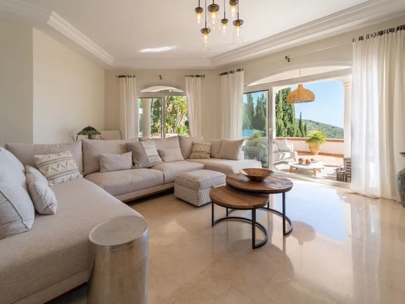 A spectacular four bedroom detached villa, located in the tranquil community of Valtocado with incredible panoramic views. Situated in a quiet cul-de-sac, the villa has recently (2025) undergone a stylish renovation with several key improvements and energ