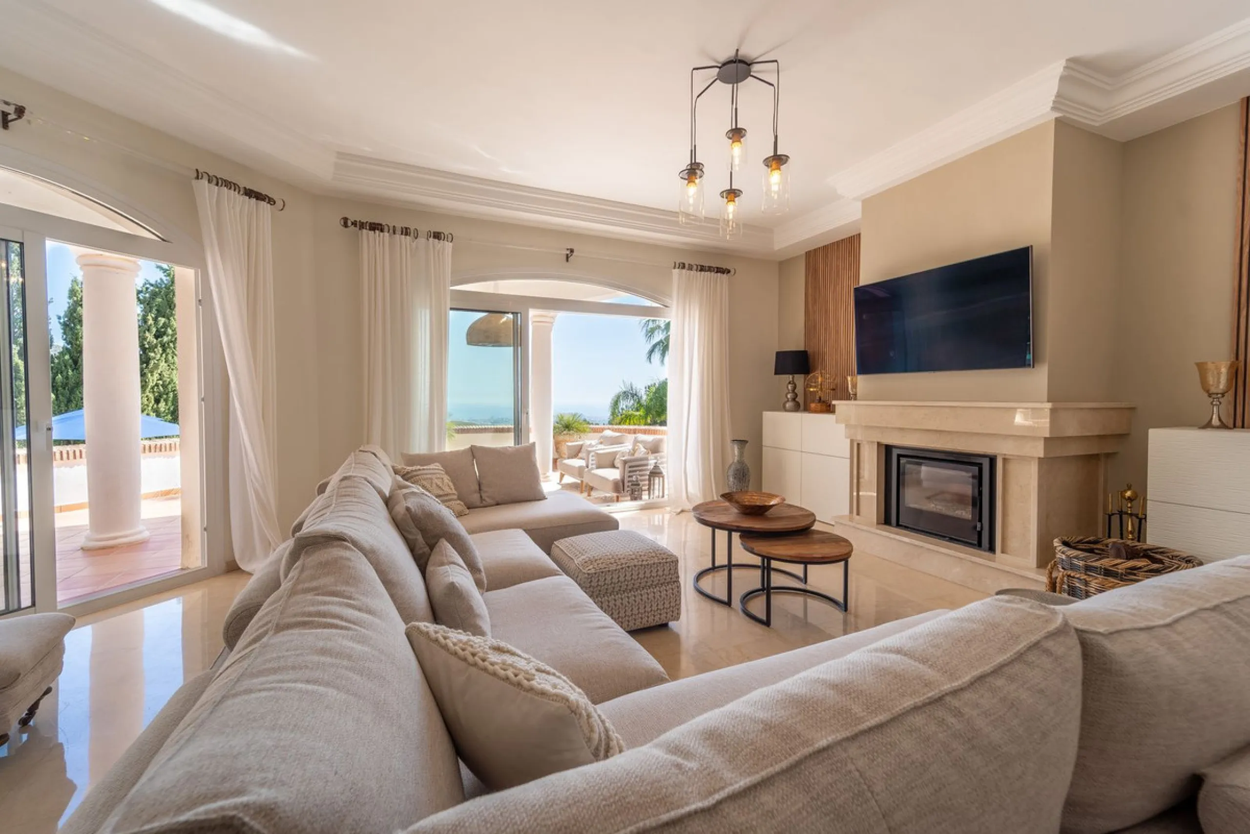 A spectacular four bedroom detached villa, located in the tranquil community of Valtocado with incredible panoramic views. Situated in a quiet cul-de-sac, the villa has recently (2025) undergone a stylish renovation with several key improvements and energ