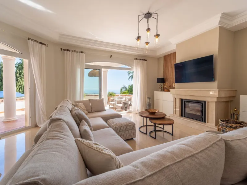 A spectacular four bedroom detached villa, located in the tranquil community of Valtocado with incredible panoramic views. Situated in a quiet cul-de-sac, the villa has recently (2025) undergone a stylish renovation with several key improvements and energ