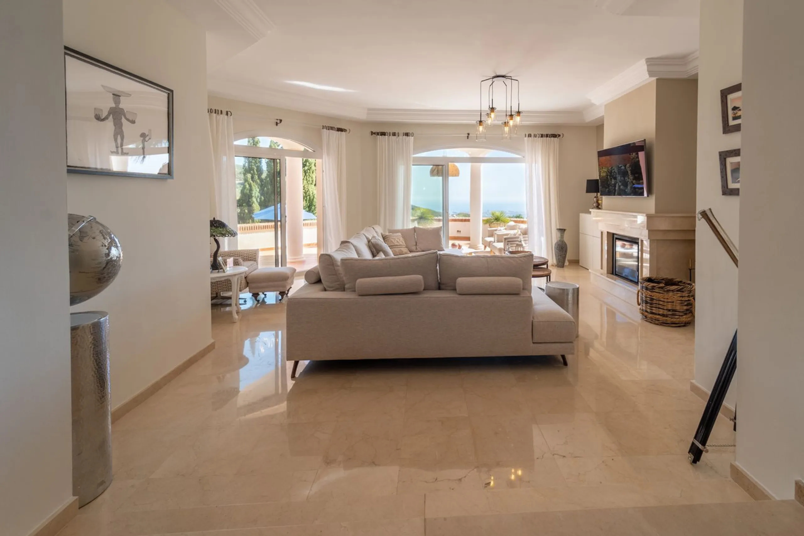 A spectacular four bedroom detached villa, located in the tranquil community of Valtocado with incredible panoramic views. Situated in a quiet cul-de-sac, the villa has recently (2025) undergone a stylish renovation with several key improvements and energ