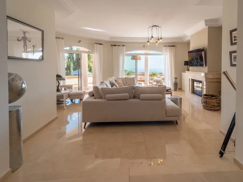 A spectacular four bedroom detached villa, located in the tranquil community of Valtocado with incredible panoramic views. Situated in a quiet cul-de-sac, the villa has recently (2025) undergone a stylish renovation with several key improvements and energ