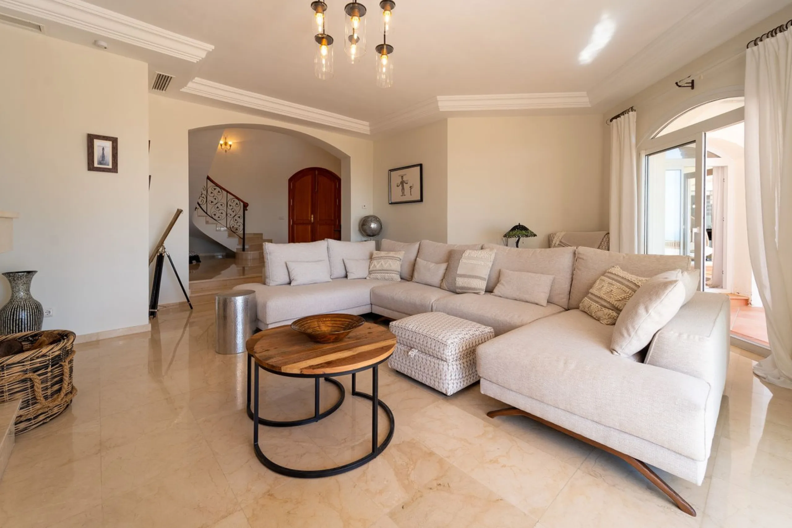 A spectacular four bedroom detached villa, located in the tranquil community of Valtocado with incredible panoramic views. Situated in a quiet cul-de-sac, the villa has recently (2025) undergone a stylish renovation with several key improvements and energ