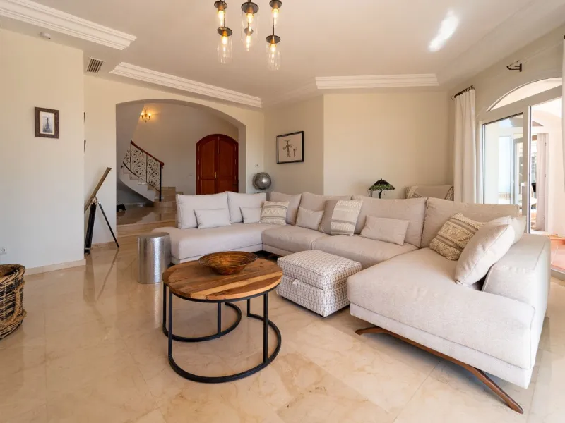 A spectacular four bedroom detached villa, located in the tranquil community of Valtocado with incredible panoramic views. Situated in a quiet cul-de-sac, the villa has recently (2025) undergone a stylish renovation with several key improvements and energ