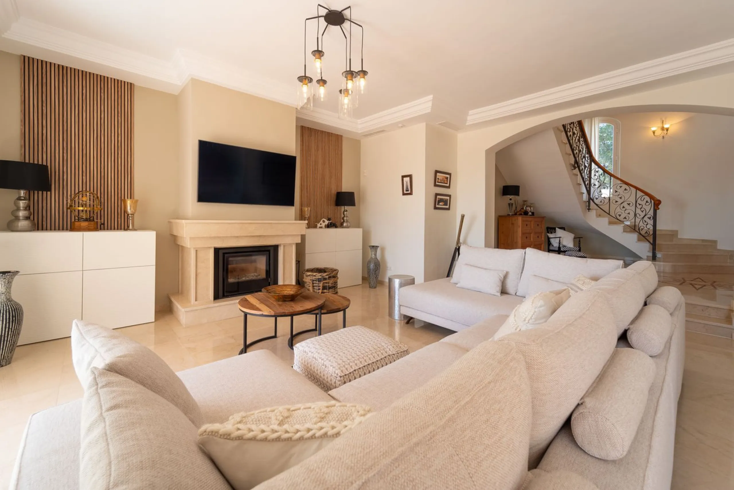 A spectacular four bedroom detached villa, located in the tranquil community of Valtocado with incredible panoramic views. Situated in a quiet cul-de-sac, the villa has recently (2025) undergone a stylish renovation with several key improvements and energ