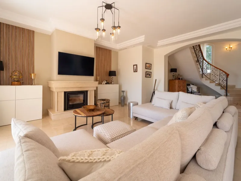 A spectacular four bedroom detached villa, located in the tranquil community of Valtocado with incredible panoramic views. Situated in a quiet cul-de-sac, the villa has recently (2025) undergone a stylish renovation with several key improvements and energ
