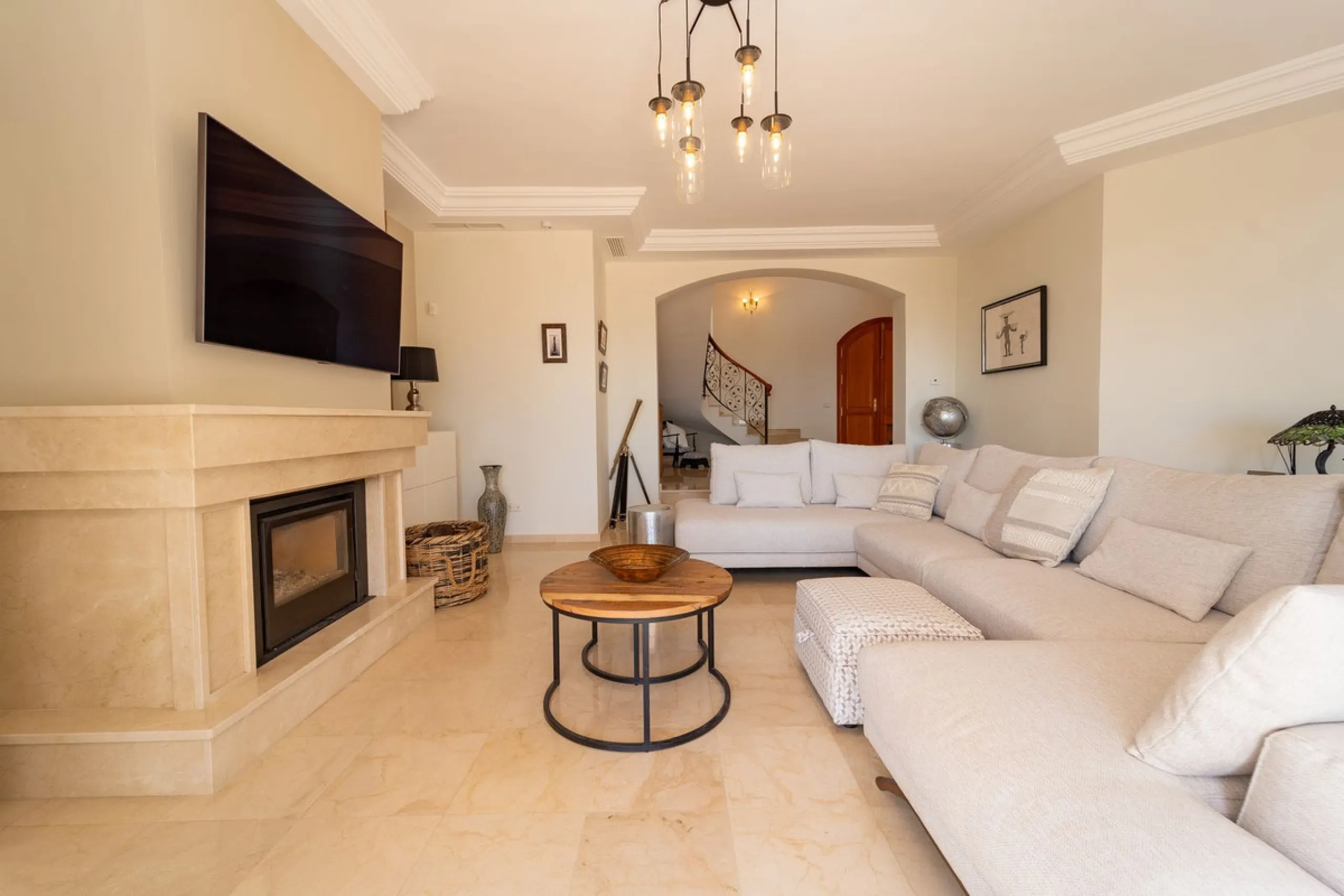 A spectacular four bedroom detached villa, located in the tranquil community of Valtocado with incredible panoramic views. Situated in a quiet cul-de-sac, the villa has recently (2025) undergone a stylish renovation with several key improvements and energ