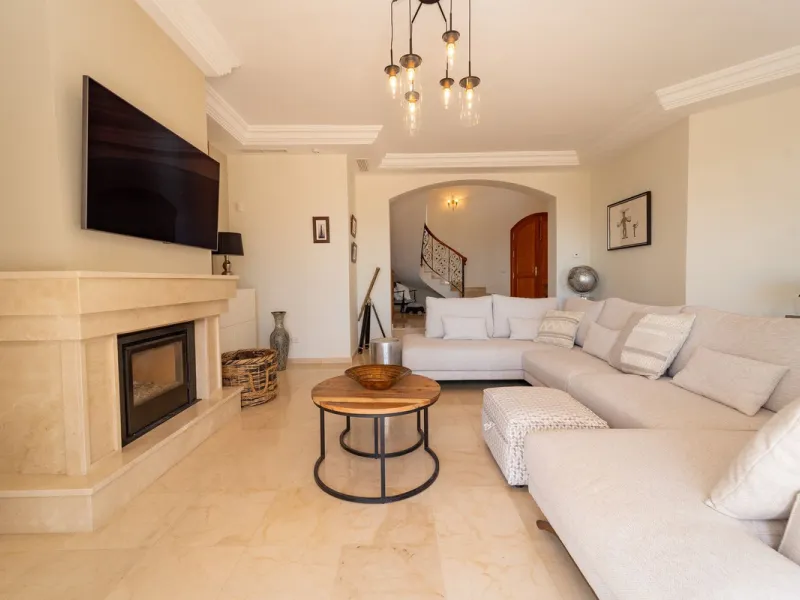 A spectacular four bedroom detached villa, located in the tranquil community of Valtocado with incredible panoramic views. Situated in a quiet cul-de-sac, the villa has recently (2025) undergone a stylish renovation with several key improvements and energ