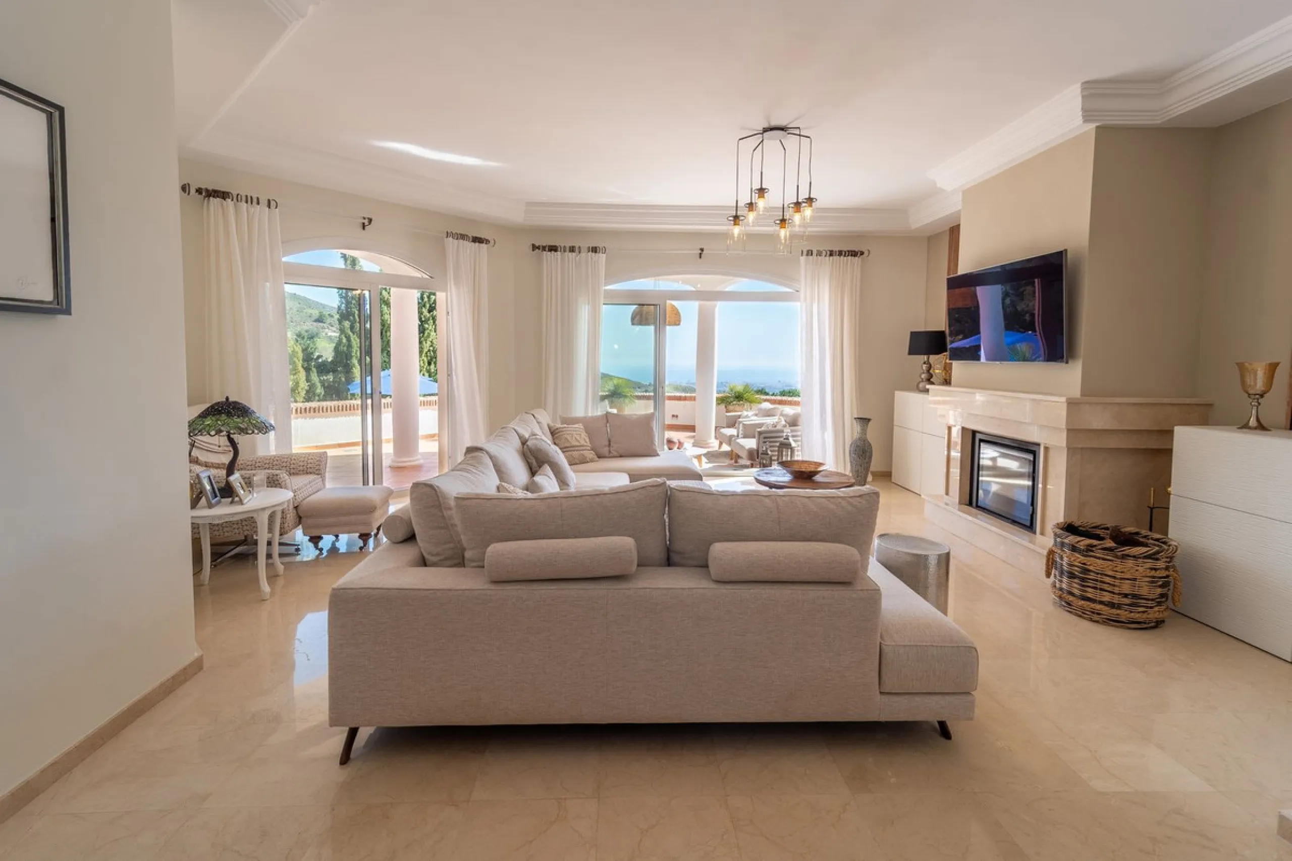 A spectacular four bedroom detached villa, located in the tranquil community of Valtocado with incredible panoramic views. Situated in a quiet cul-de-sac, the villa has recently (2025) undergone a stylish renovation with several key improvements and energ