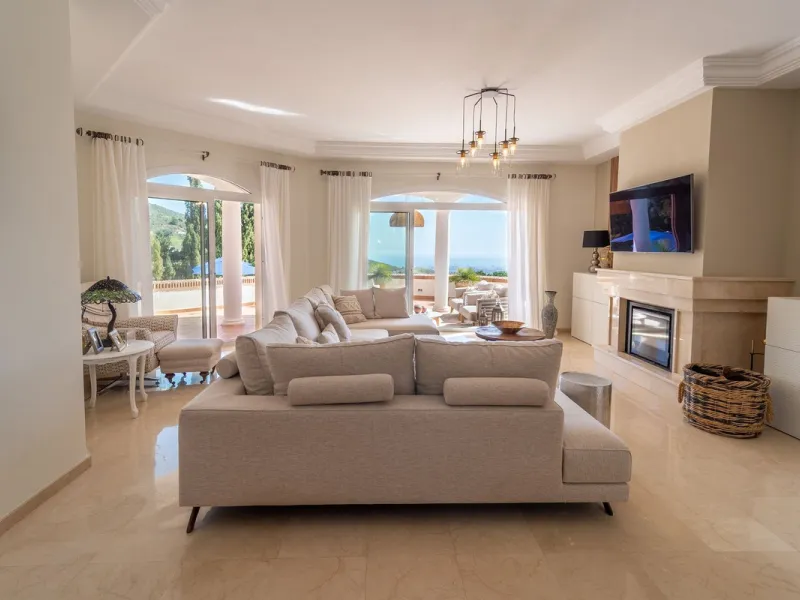 A spectacular four bedroom detached villa, located in the tranquil community of Valtocado with incredible panoramic views. Situated in a quiet cul-de-sac, the villa has recently (2025) undergone a stylish renovation with several key improvements and energ