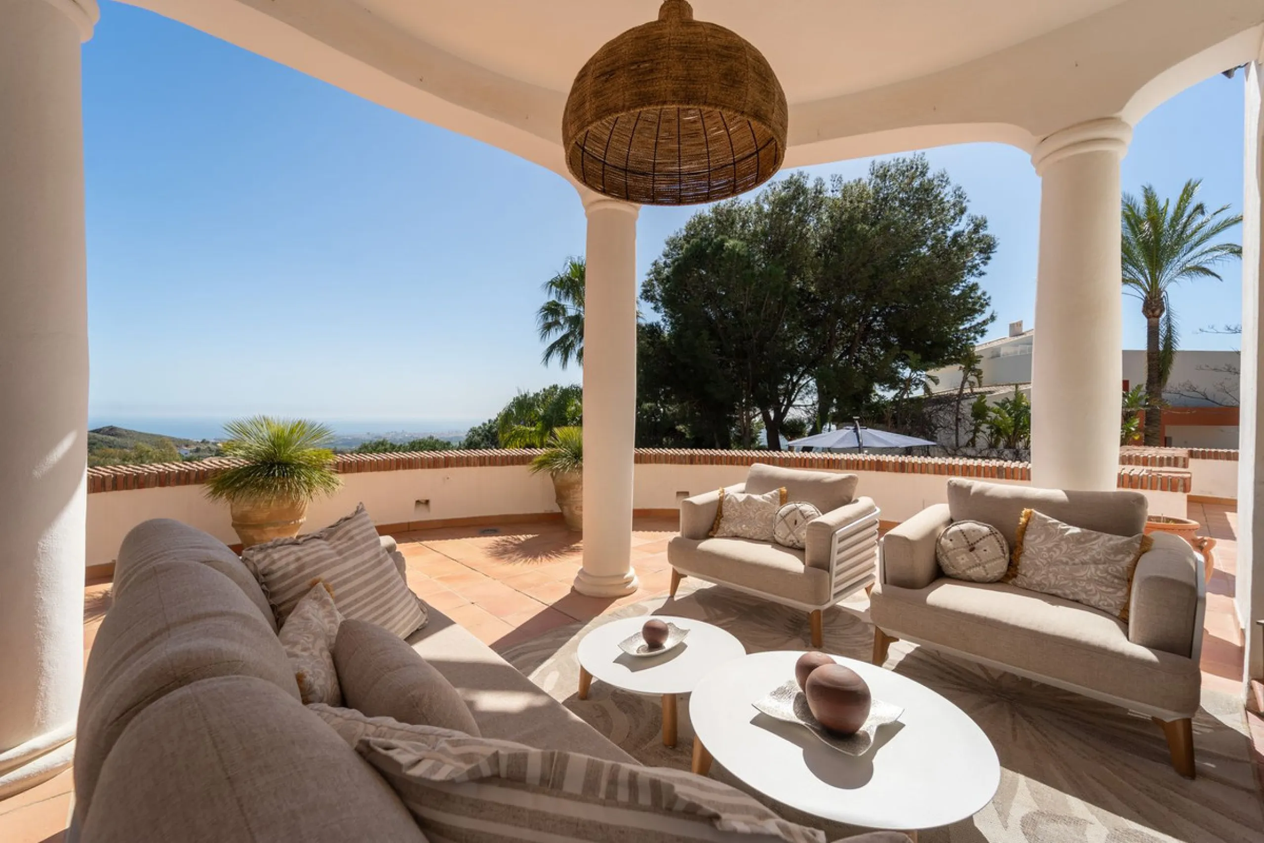 A spectacular four bedroom detached villa, located in the tranquil community of Valtocado with incredible panoramic views. Situated in a quiet cul-de-sac, the villa has recently (2025) undergone a stylish renovation with several key improvements and energ