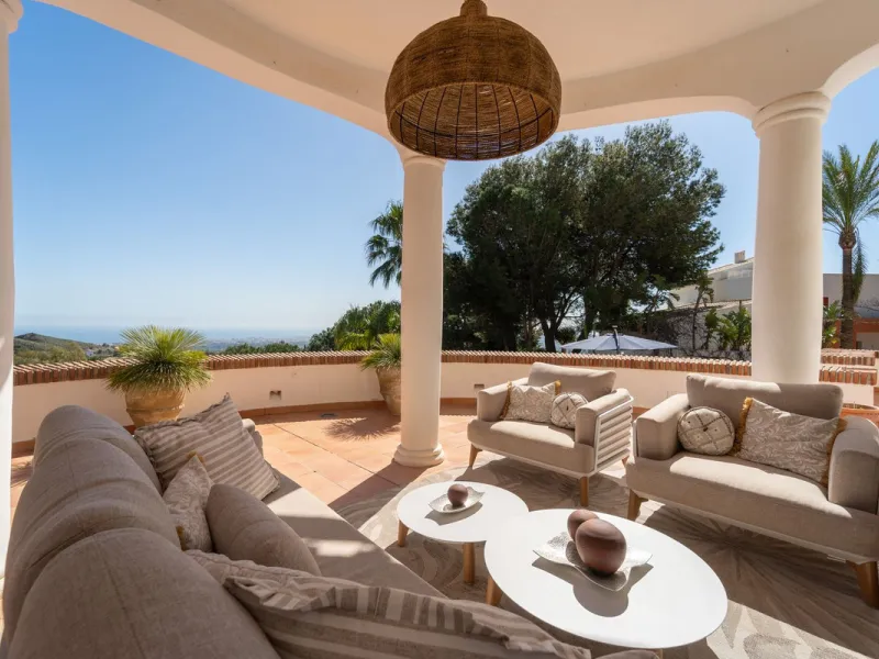 A spectacular four bedroom detached villa, located in the tranquil community of Valtocado with incredible panoramic views. Situated in a quiet cul-de-sac, the villa has recently (2025) undergone a stylish renovation with several key improvements and energ