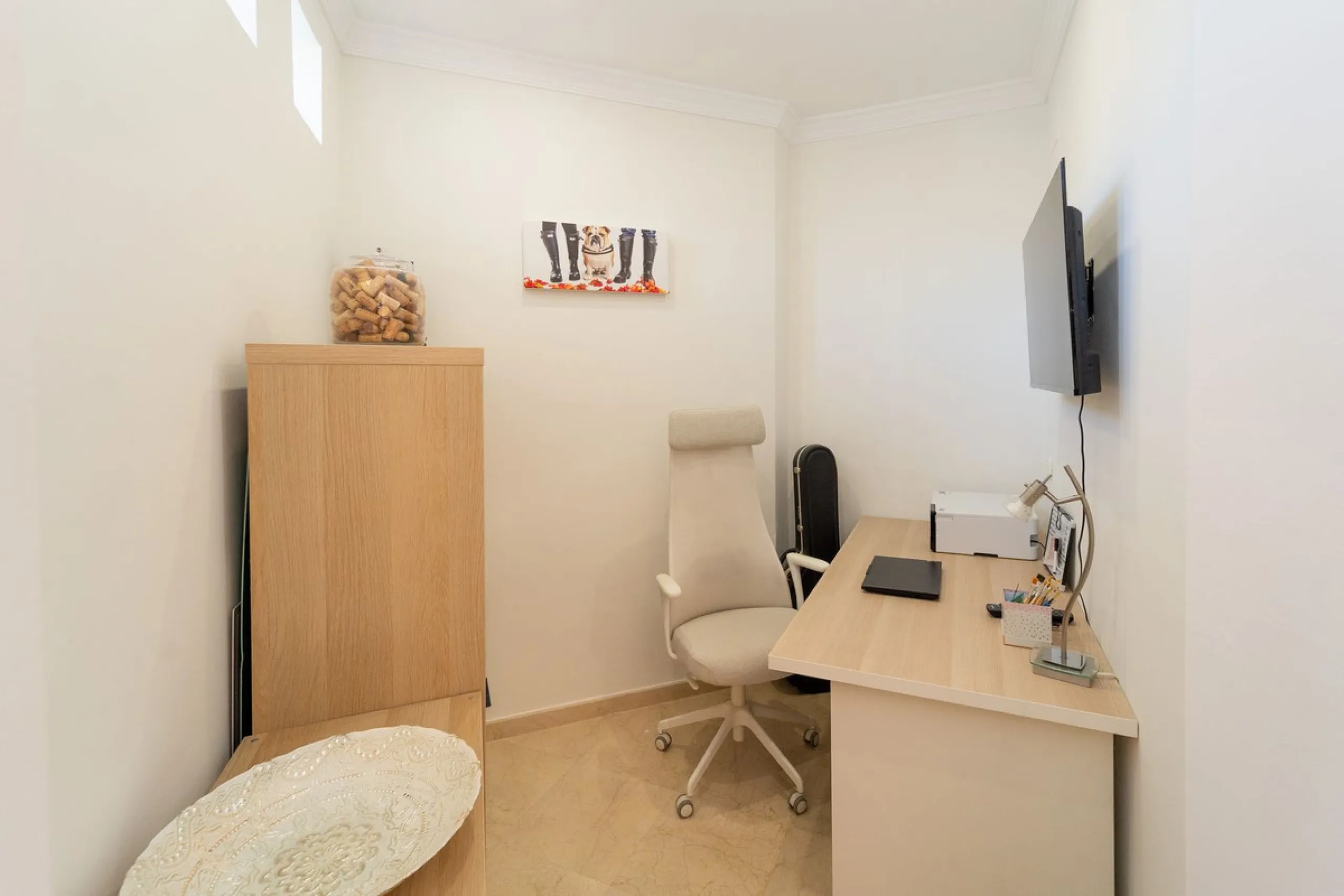 A spectacular four bedroom detached villa, located in the tranquil community of Valtocado with incredible panoramic views. Situated in a quiet cul-de-sac, the villa has recently (2025) undergone a stylish renovation with several key improvements and energ