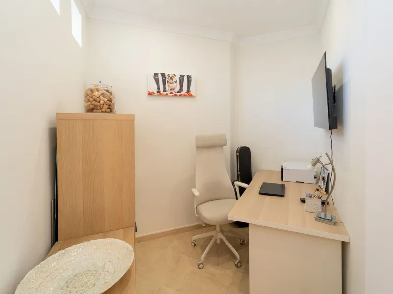 A spectacular four bedroom detached villa, located in the tranquil community of Valtocado with incredible panoramic views. Situated in a quiet cul-de-sac, the villa has recently (2025) undergone a stylish renovation with several key improvements and energ