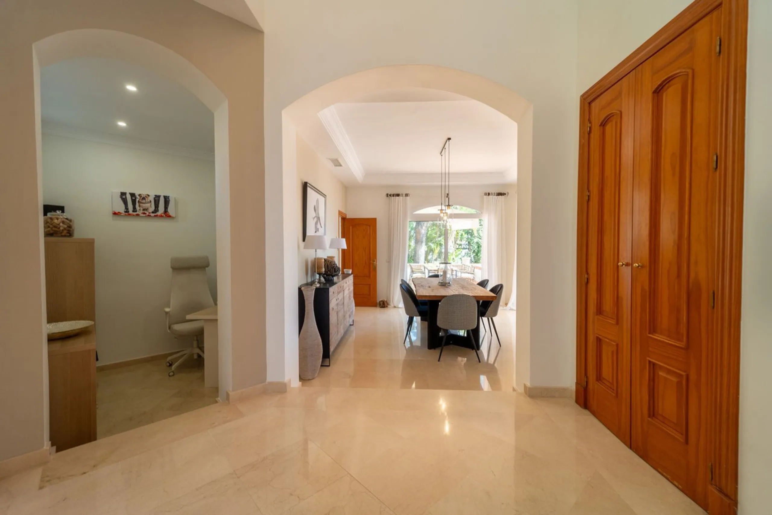A spectacular four bedroom detached villa, located in the tranquil community of Valtocado with incredible panoramic views. Situated in a quiet cul-de-sac, the villa has recently (2025) undergone a stylish renovation with several key improvements and energ