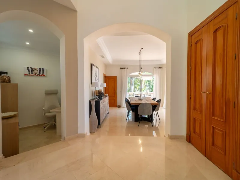 A spectacular four bedroom detached villa, located in the tranquil community of Valtocado with incredible panoramic views. Situated in a quiet cul-de-sac, the villa has recently (2025) undergone a stylish renovation with several key improvements and energ