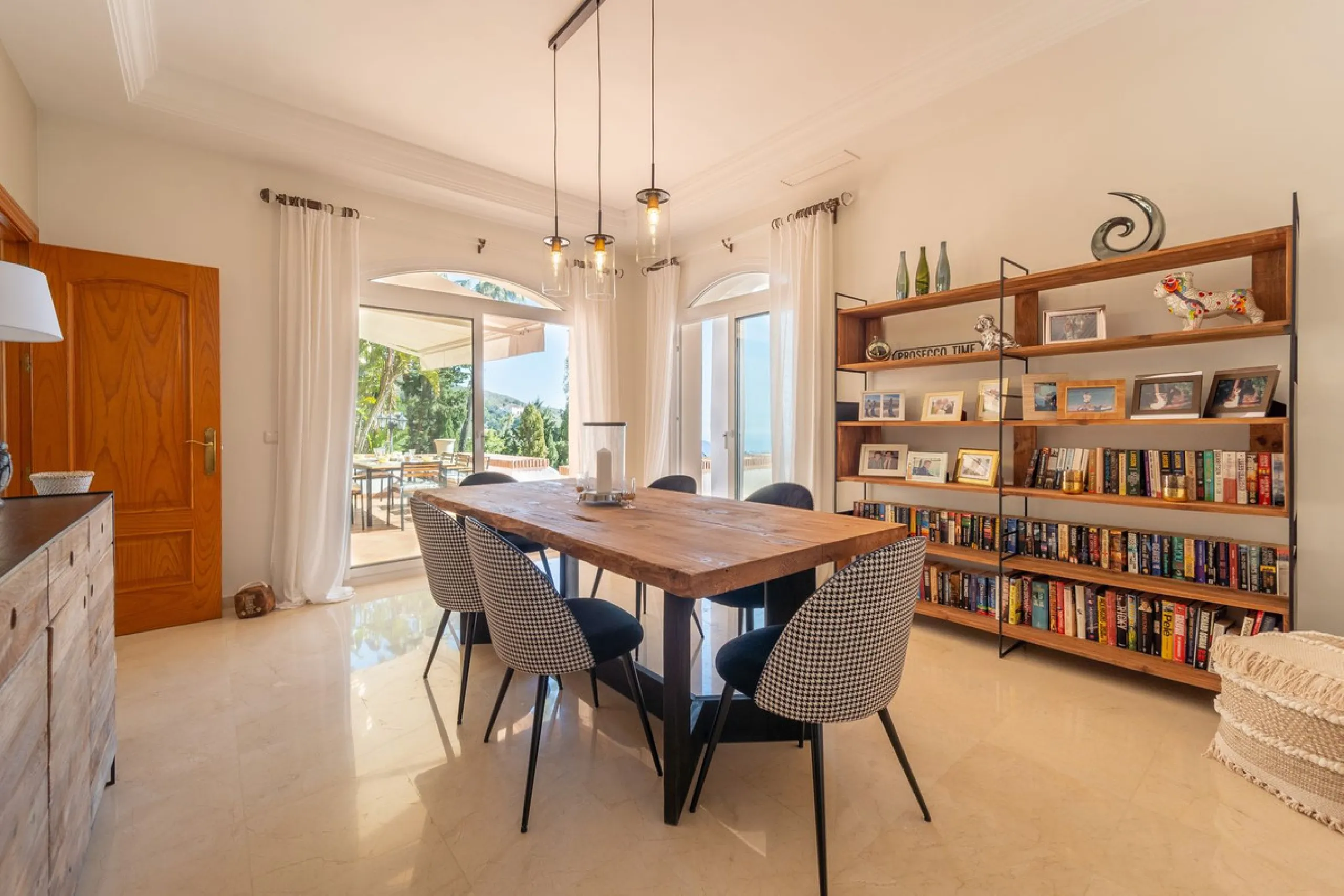 A spectacular four bedroom detached villa, located in the tranquil community of Valtocado with incredible panoramic views. Situated in a quiet cul-de-sac, the villa has recently (2025) undergone a stylish renovation with several key improvements and energ
