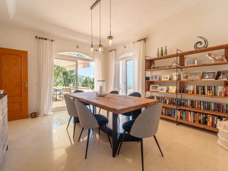 A spectacular four bedroom detached villa, located in the tranquil community of Valtocado with incredible panoramic views. Situated in a quiet cul-de-sac, the villa has recently (2025) undergone a stylish renovation with several key improvements and energ