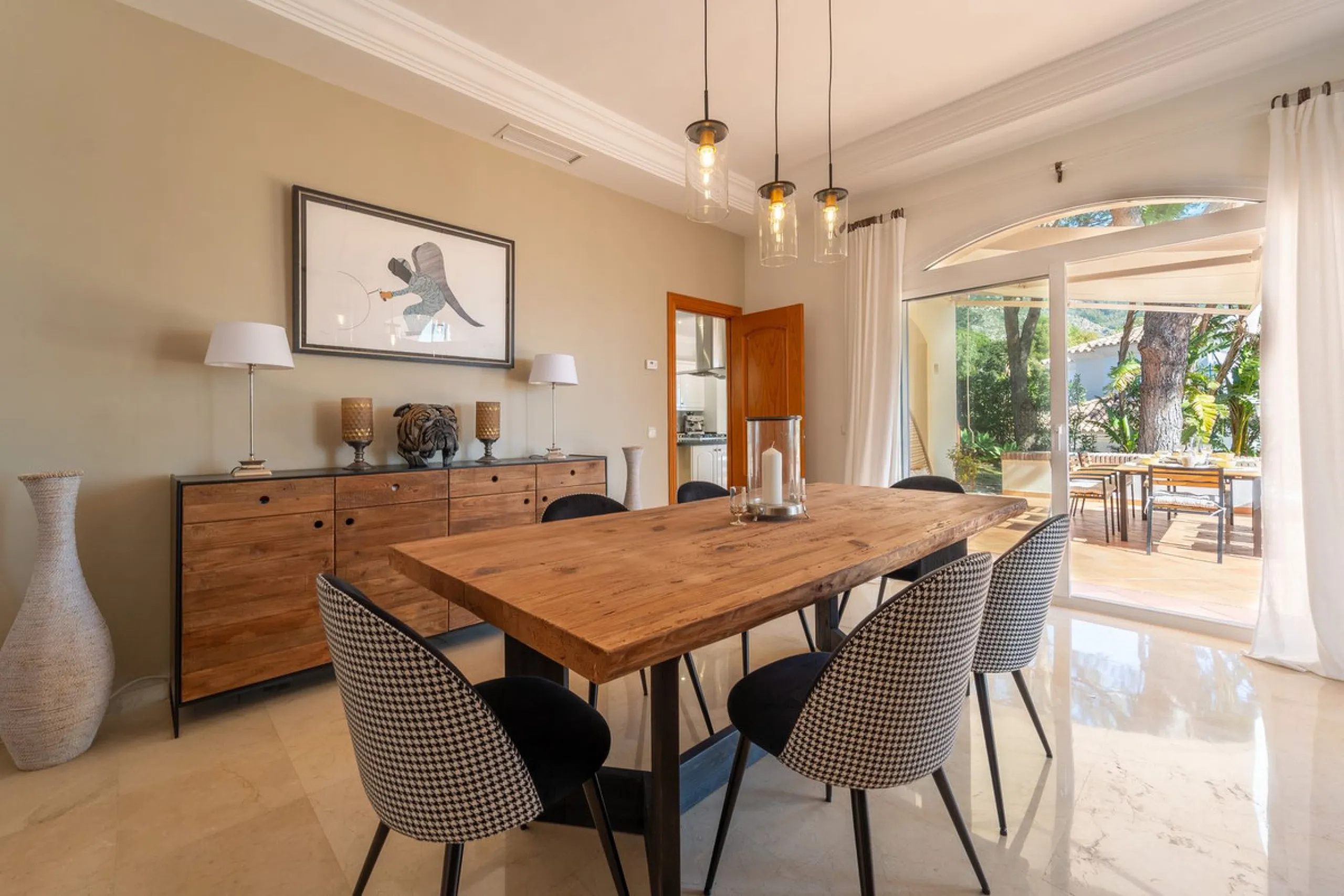 A spectacular four bedroom detached villa, located in the tranquil community of Valtocado with incredible panoramic views. Situated in a quiet cul-de-sac, the villa has recently (2025) undergone a stylish renovation with several key improvements and energ