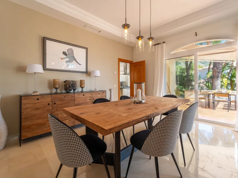 A spectacular four bedroom detached villa, located in the tranquil community of Valtocado with incredible panoramic views. Situated in a quiet cul-de-sac, the villa has recently (2025) undergone a stylish renovation with several key improvements and energ
