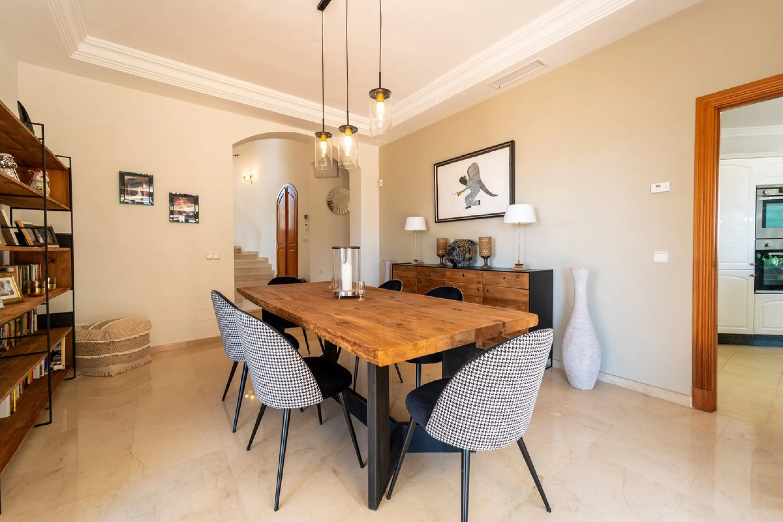 A spectacular four bedroom detached villa, located in the tranquil community of Valtocado with incredible panoramic views. Situated in a quiet cul-de-sac, the villa has recently (2025) undergone a stylish renovation with several key improvements and energ
