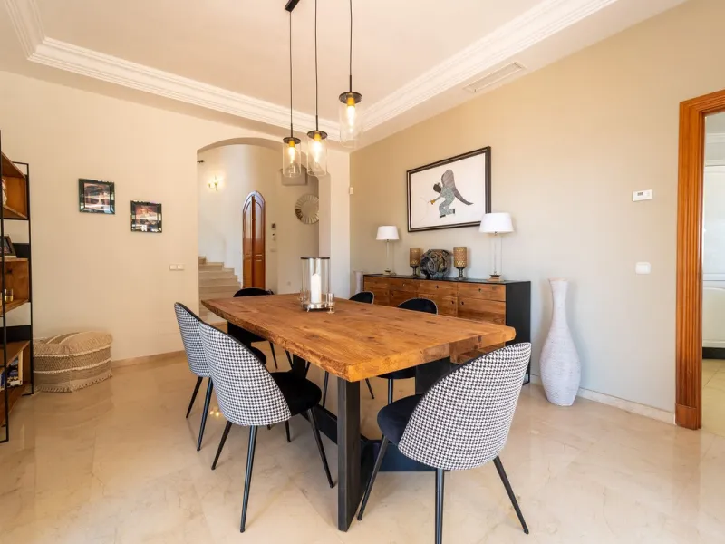 A spectacular four bedroom detached villa, located in the tranquil community of Valtocado with incredible panoramic views. Situated in a quiet cul-de-sac, the villa has recently (2025) undergone a stylish renovation with several key improvements and energ