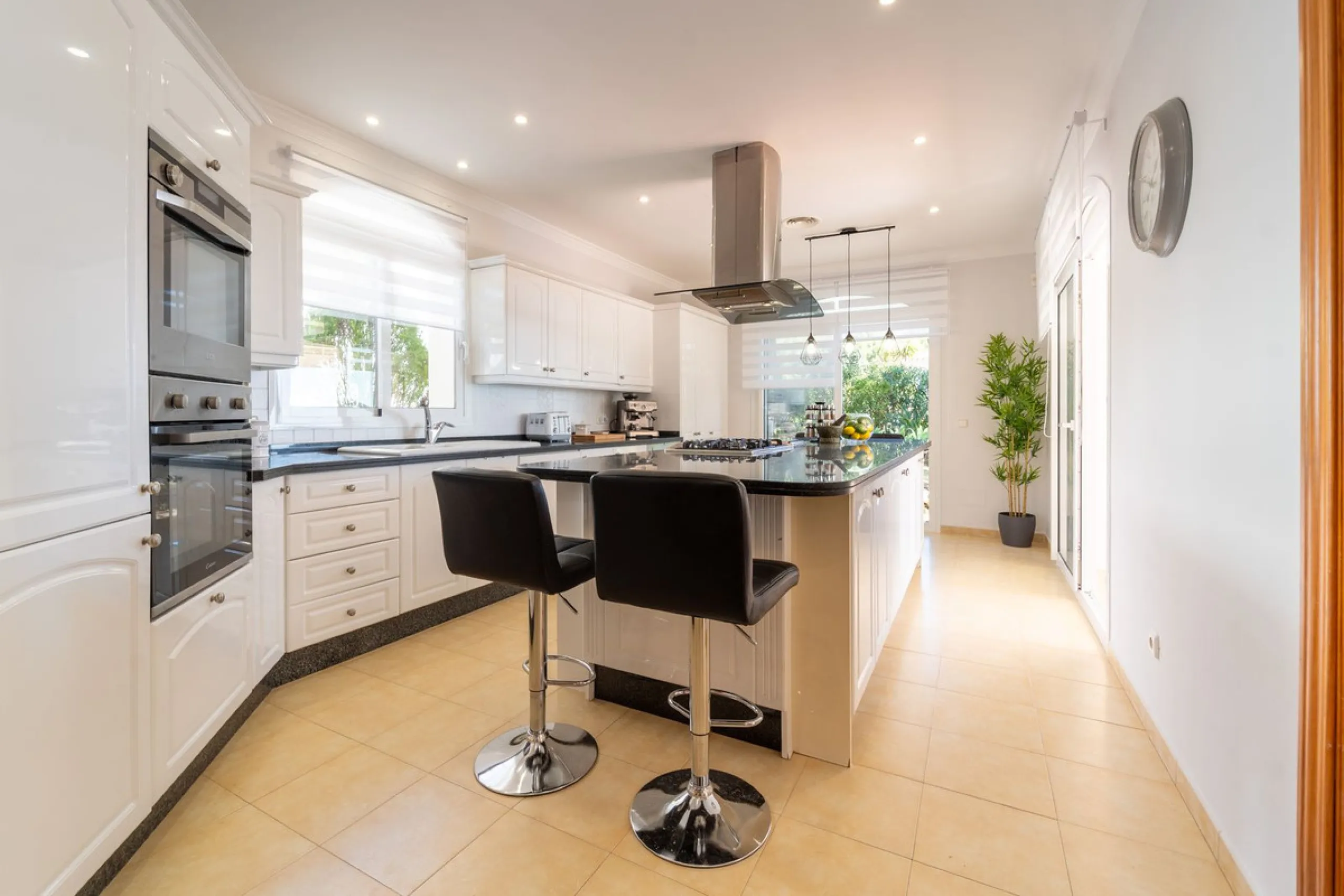 A spectacular four bedroom detached villa, located in the tranquil community of Valtocado with incredible panoramic views. Situated in a quiet cul-de-sac, the villa has recently (2025) undergone a stylish renovation with several key improvements and energ