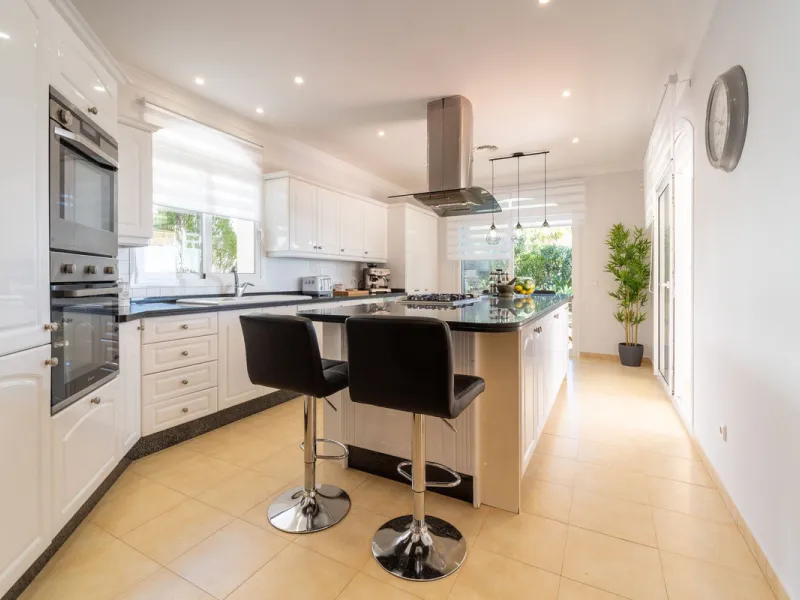 A spectacular four bedroom detached villa, located in the tranquil community of Valtocado with incredible panoramic views. Situated in a quiet cul-de-sac, the villa has recently (2025) undergone a stylish renovation with several key improvements and energ