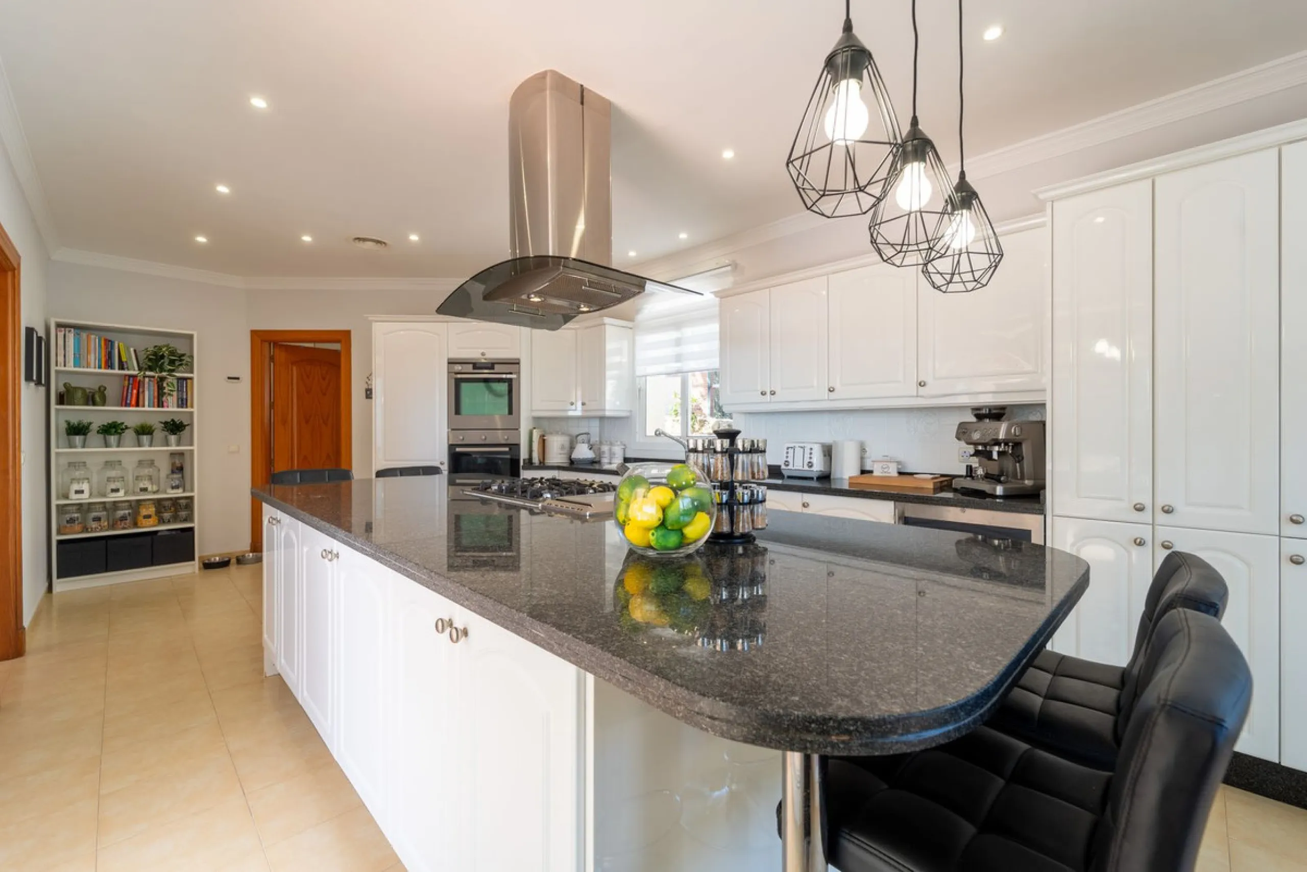 A spectacular four bedroom detached villa, located in the tranquil community of Valtocado with incredible panoramic views. Situated in a quiet cul-de-sac, the villa has recently (2025) undergone a stylish renovation with several key improvements and energ