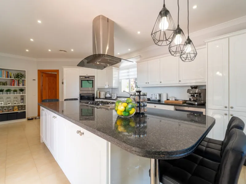 A spectacular four bedroom detached villa, located in the tranquil community of Valtocado with incredible panoramic views. Situated in a quiet cul-de-sac, the villa has recently (2025) undergone a stylish renovation with several key improvements and energ