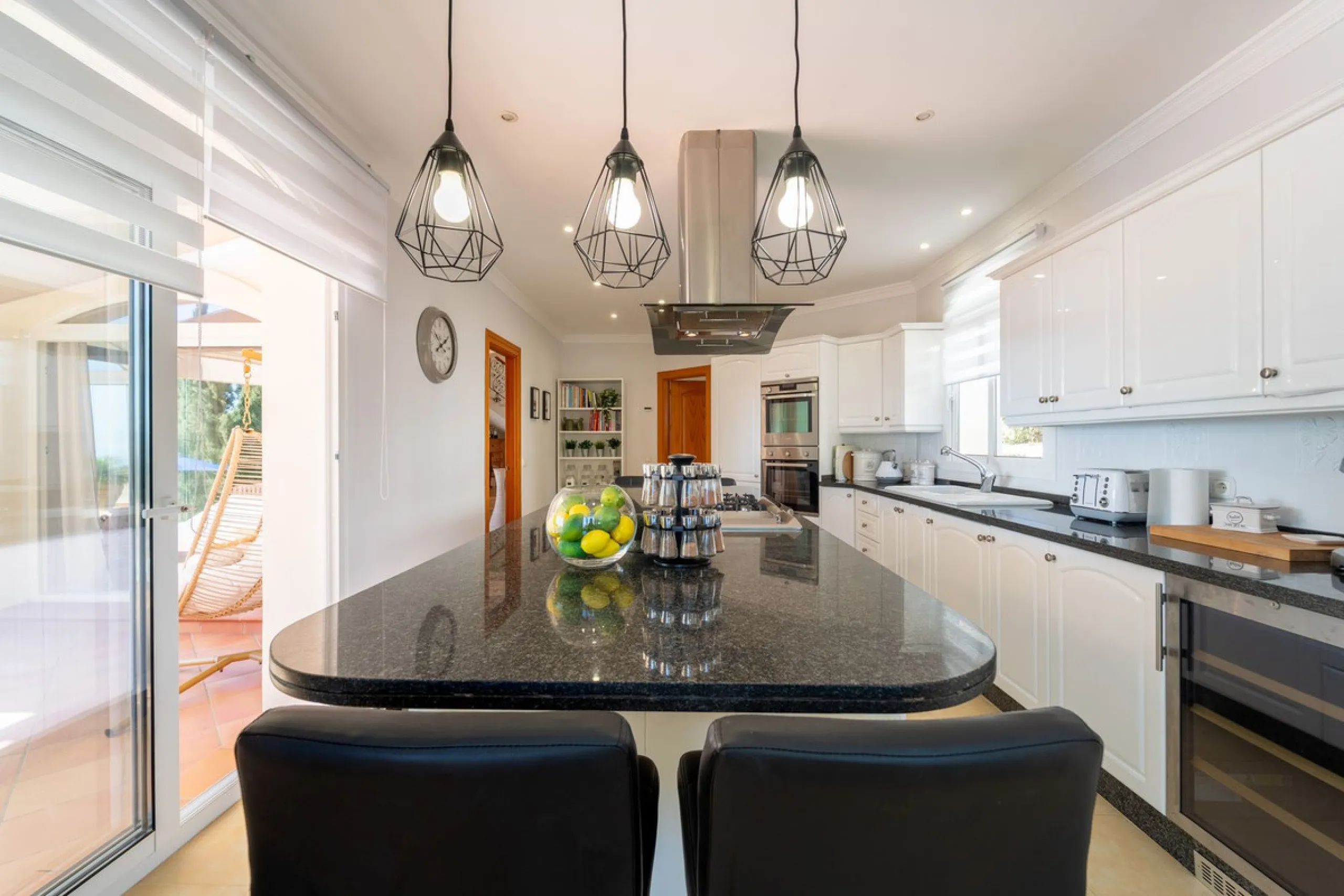 A spectacular four bedroom detached villa, located in the tranquil community of Valtocado with incredible panoramic views. Situated in a quiet cul-de-sac, the villa has recently (2025) undergone a stylish renovation with several key improvements and energ
