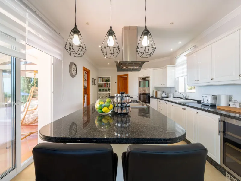 A spectacular four bedroom detached villa, located in the tranquil community of Valtocado with incredible panoramic views. Situated in a quiet cul-de-sac, the villa has recently (2025) undergone a stylish renovation with several key improvements and energ