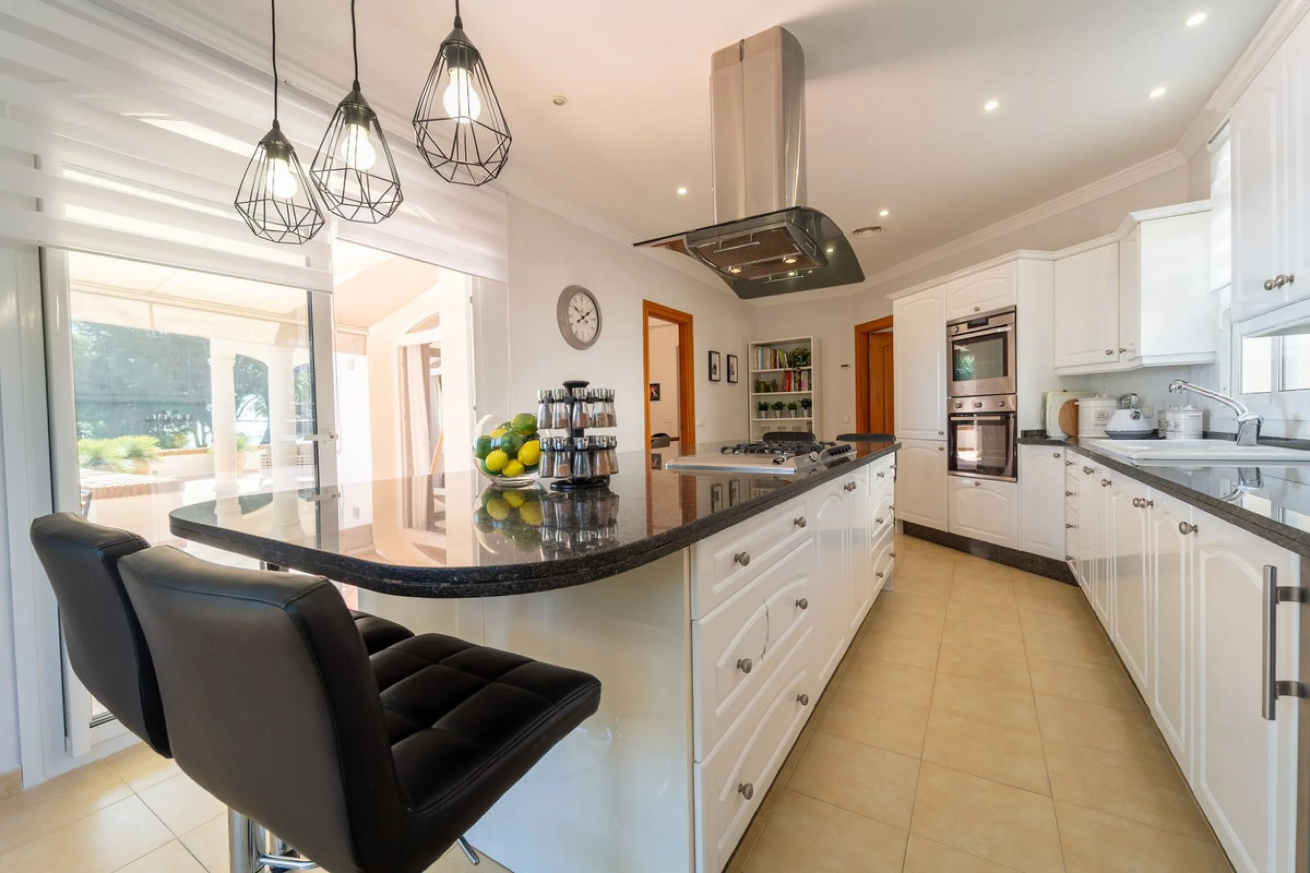 A spectacular four bedroom detached villa, located in the tranquil community of Valtocado with incredible panoramic views. Situated in a quiet cul-de-sac, the villa has recently (2025) undergone a stylish renovation with several key improvements and energ