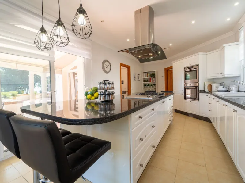 A spectacular four bedroom detached villa, located in the tranquil community of Valtocado with incredible panoramic views. Situated in a quiet cul-de-sac, the villa has recently (2025) undergone a stylish renovation with several key improvements and energ