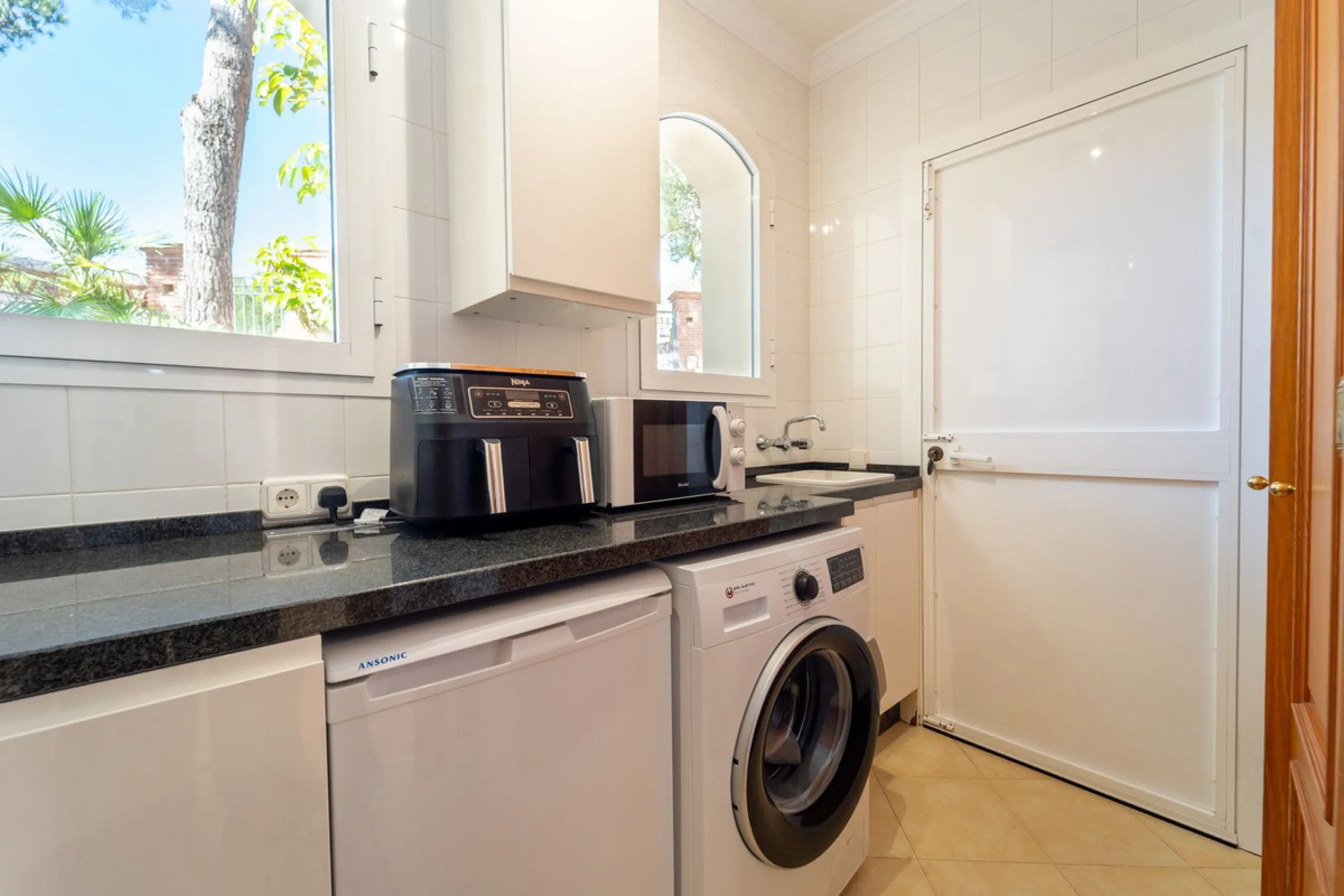 A spectacular four bedroom detached villa, located in the tranquil community of Valtocado with incredible panoramic views. Situated in a quiet cul-de-sac, the villa has recently (2025) undergone a stylish renovation with several key improvements and energ
