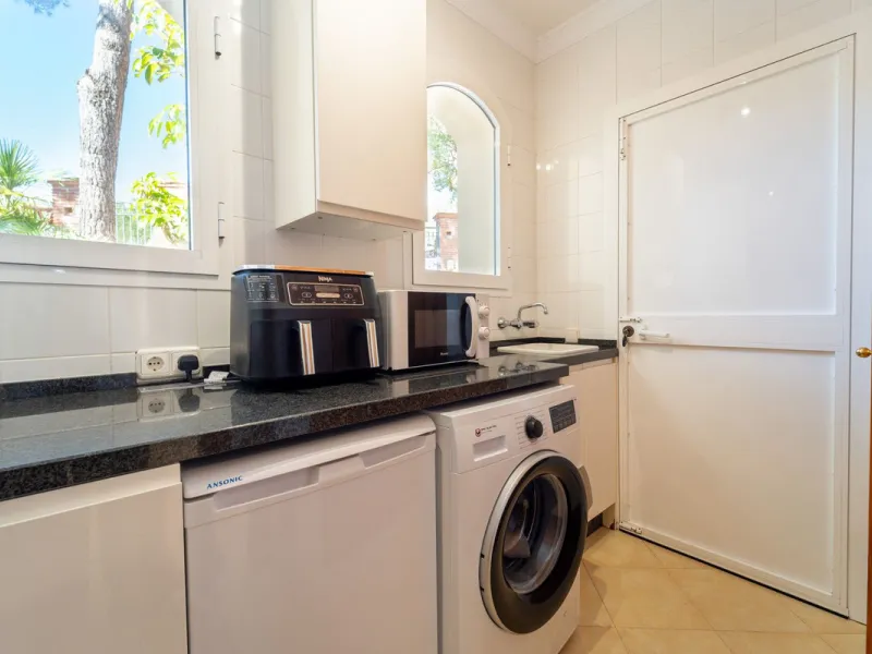 A spectacular four bedroom detached villa, located in the tranquil community of Valtocado with incredible panoramic views. Situated in a quiet cul-de-sac, the villa has recently (2025) undergone a stylish renovation with several key improvements and energ