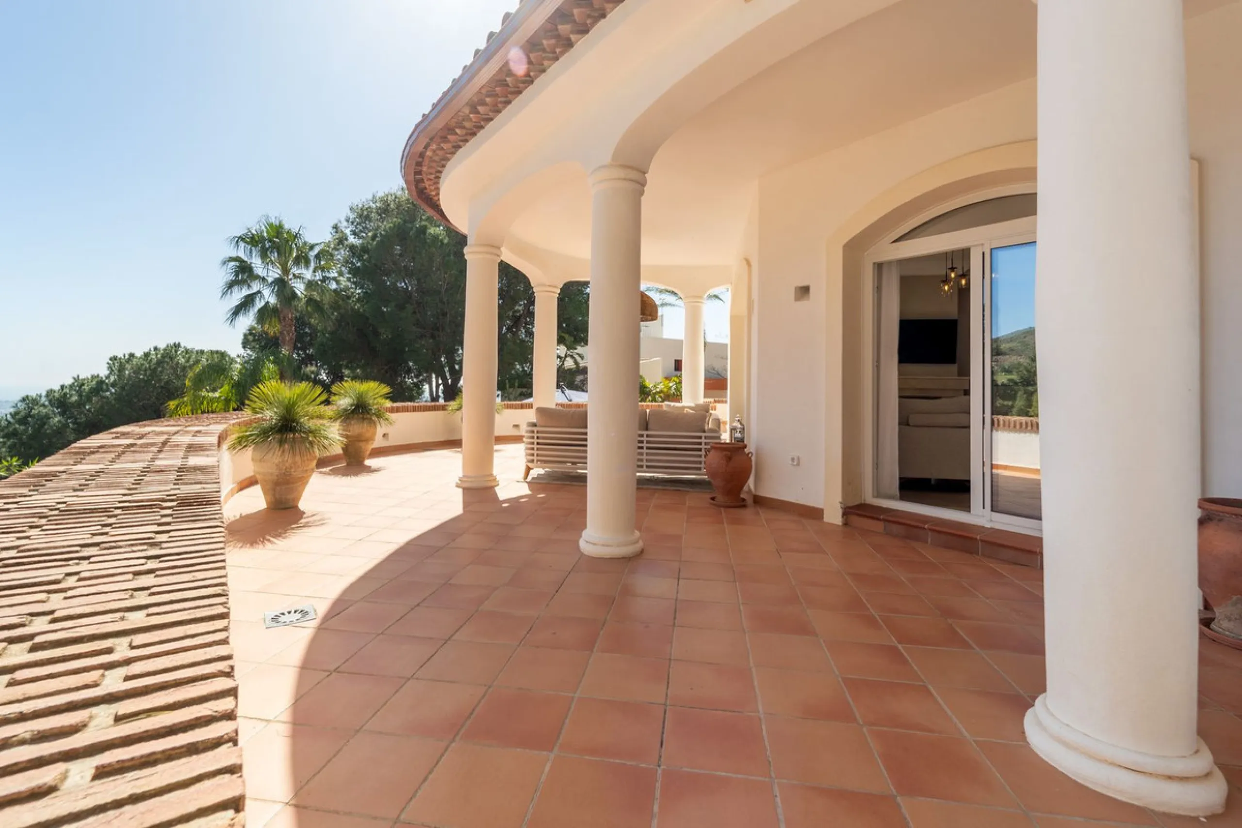 A spectacular four bedroom detached villa, located in the tranquil community of Valtocado with incredible panoramic views. Situated in a quiet cul-de-sac, the villa has recently (2025) undergone a stylish renovation with several key improvements and energ