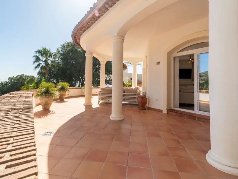 A spectacular four bedroom detached villa, located in the tranquil community of Valtocado with incredible panoramic views. Situated in a quiet cul-de-sac, the villa has recently (2025) undergone a stylish renovation with several key improvements and energ