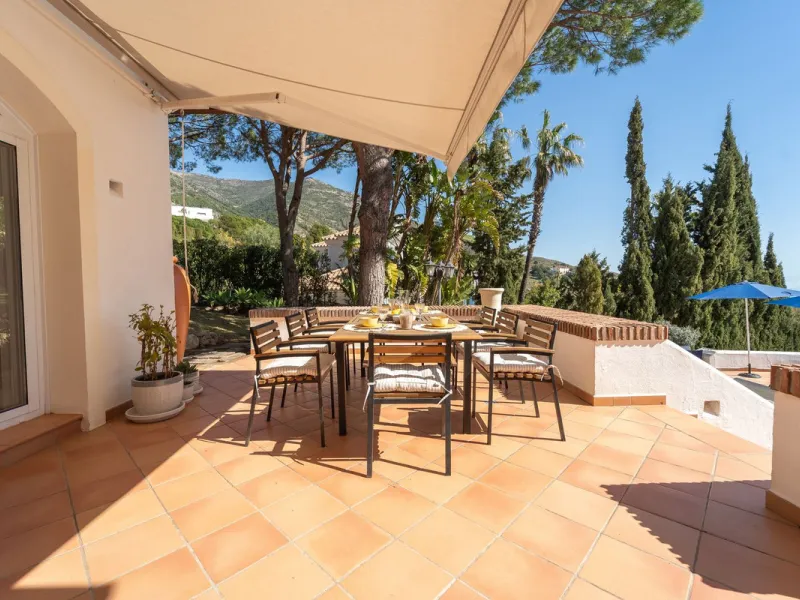 A spectacular four bedroom detached villa, located in the tranquil community of Valtocado with incredible panoramic views. Situated in a quiet cul-de-sac, the villa has recently (2025) undergone a stylish renovation with several key improvements and energ