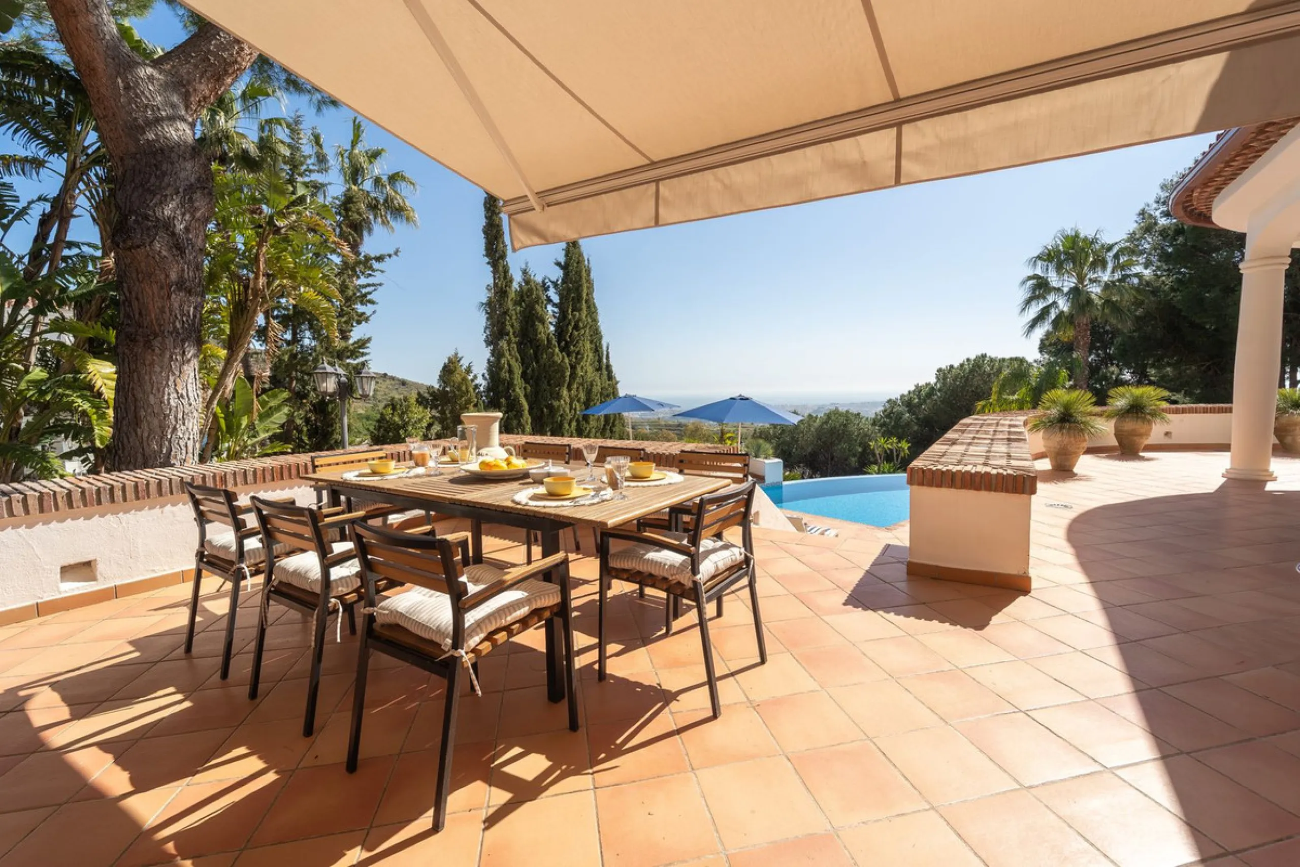 A spectacular four bedroom detached villa, located in the tranquil community of Valtocado with incredible panoramic views. Situated in a quiet cul-de-sac, the villa has recently (2025) undergone a stylish renovation with several key improvements and energ