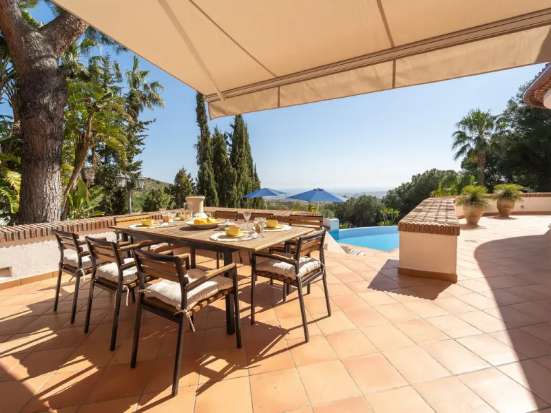 A spectacular four bedroom detached villa, located in the tranquil community of Valtocado with incredible panoramic views. Situated in a quiet cul-de-sac, the villa has recently (2025) undergone a stylish renovation with several key improvements and energ