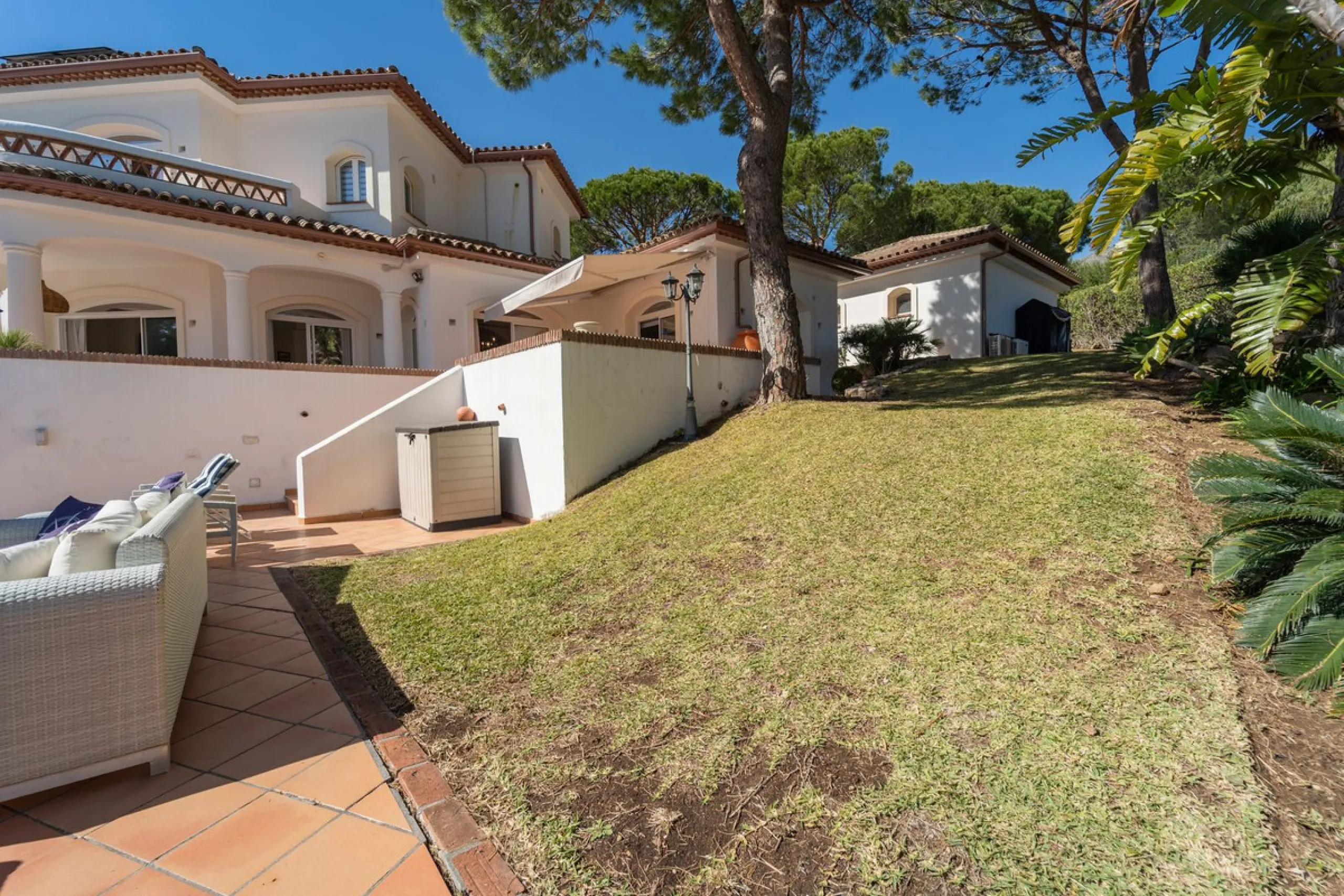 A spectacular four bedroom detached villa, located in the tranquil community of Valtocado with incredible panoramic views. Situated in a quiet cul-de-sac, the villa has recently (2025) undergone a stylish renovation with several key improvements and energ