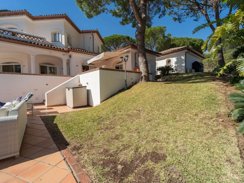 A spectacular four bedroom detached villa, located in the tranquil community of Valtocado with incredible panoramic views. Situated in a quiet cul-de-sac, the villa has recently (2025) undergone a stylish renovation with several key improvements and energ