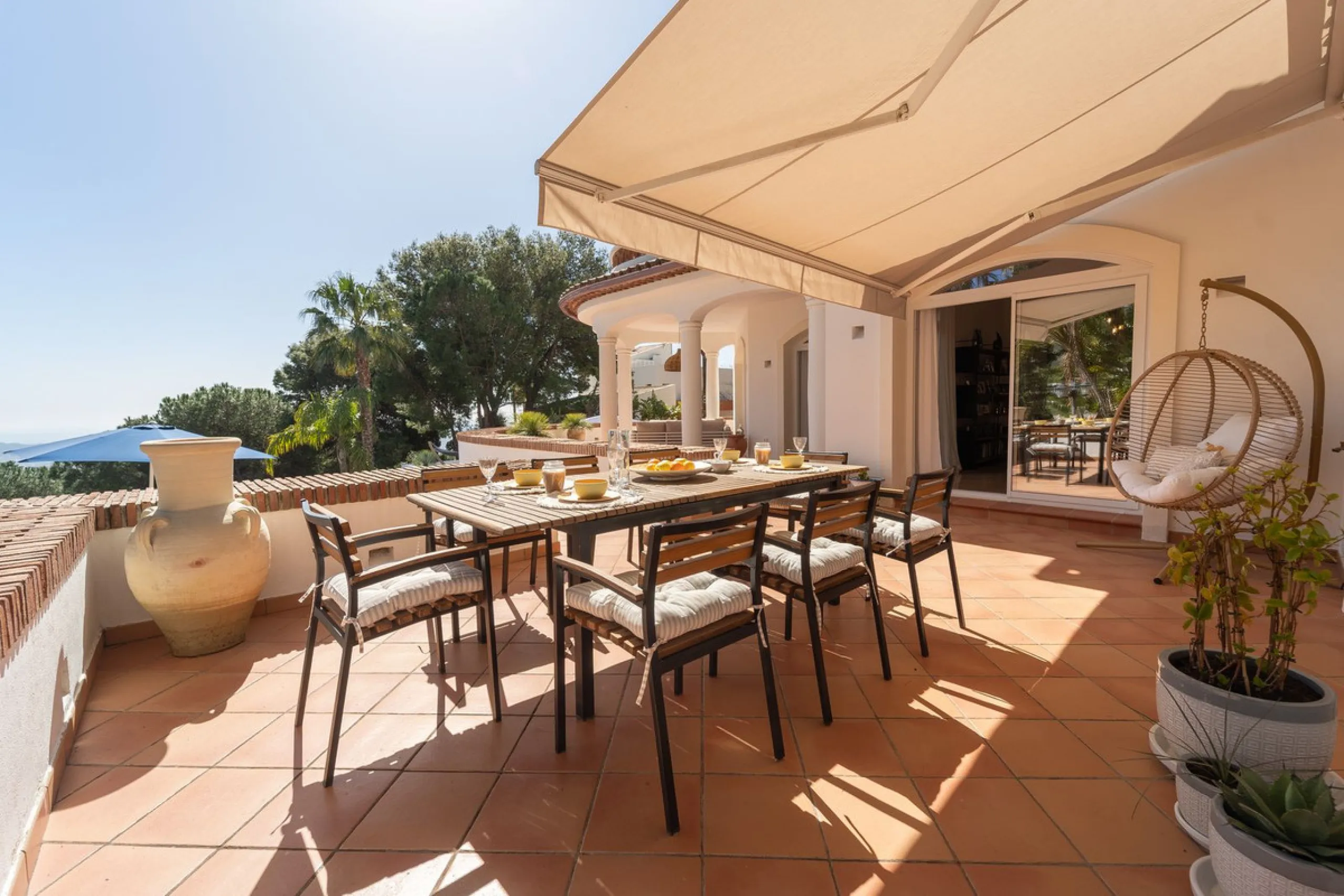 A spectacular four bedroom detached villa, located in the tranquil community of Valtocado with incredible panoramic views. Situated in a quiet cul-de-sac, the villa has recently (2025) undergone a stylish renovation with several key improvements and energ
