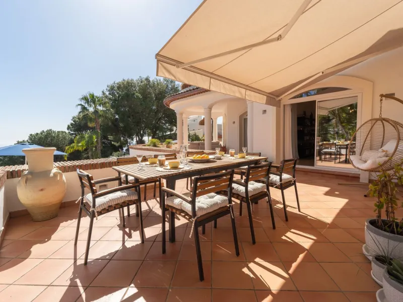 A spectacular four bedroom detached villa, located in the tranquil community of Valtocado with incredible panoramic views. Situated in a quiet cul-de-sac, the villa has recently (2025) undergone a stylish renovation with several key improvements and energ