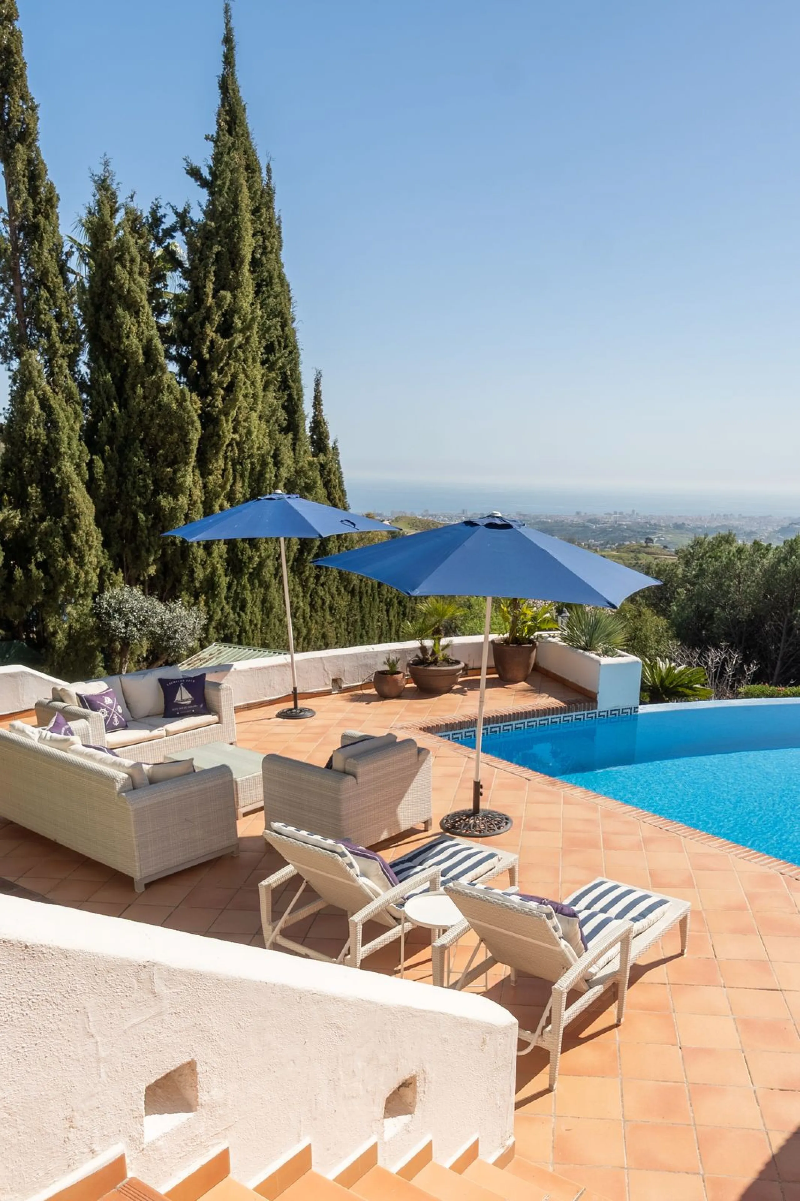 A spectacular four bedroom detached villa, located in the tranquil community of Valtocado with incredible panoramic views. Situated in a quiet cul-de-sac, the villa has recently (2025) undergone a stylish renovation with several key improvements and energ