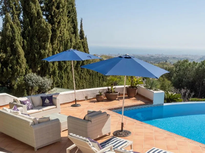 A spectacular four bedroom detached villa, located in the tranquil community of Valtocado with incredible panoramic views. Situated in a quiet cul-de-sac, the villa has recently (2025) undergone a stylish renovation with several key improvements and energ