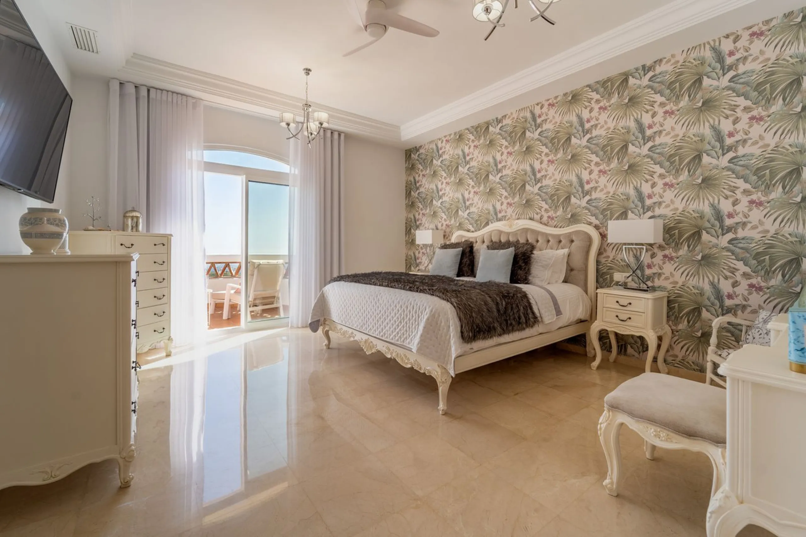 A spectacular four bedroom detached villa, located in the tranquil community of Valtocado with incredible panoramic views. Situated in a quiet cul-de-sac, the villa has recently (2025) undergone a stylish renovation with several key improvements and energ