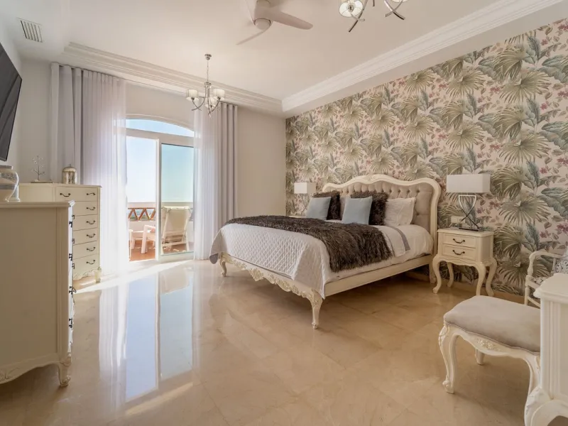 A spectacular four bedroom detached villa, located in the tranquil community of Valtocado with incredible panoramic views. Situated in a quiet cul-de-sac, the villa has recently (2025) undergone a stylish renovation with several key improvements and energ